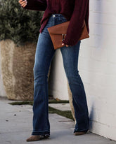 Schlagjeans mit hohem Bund und ungesäumtem Saum